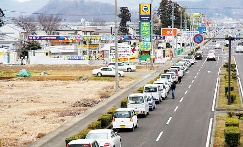 ガソリンスタンド給油待ちの列（2011年3月21日）